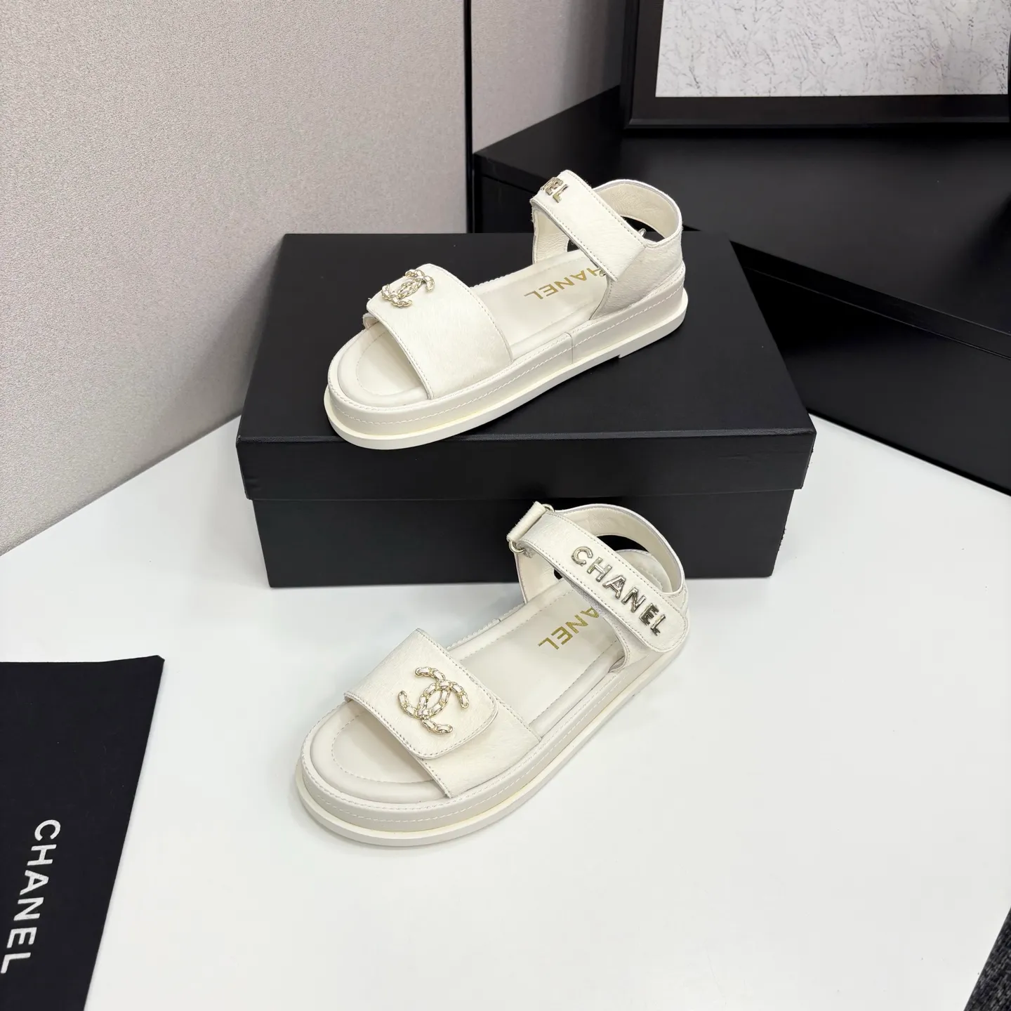👟👟Ex-factory price 560👟👟Chanel Chanel's new early autumn thick-soled sandals are popular on catwalks on major social platforms. One of the most popular sandals at the moment. Soft and comfortable on the feet. Horsehair upper imported from Italy. Sheepskin feet. Original molded outsole Size: 35-40 (41 customized)